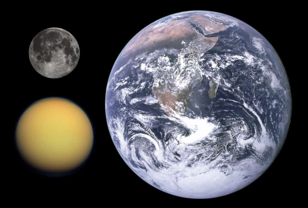 Земля и луна по сравнению с Титаном